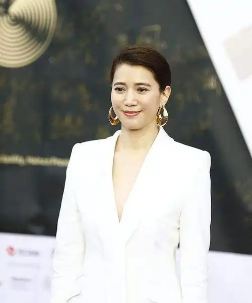 50岁袁咏仪晒黄金周假期,素颜出镜不见老态,与丈夫甜蜜秀恩爱