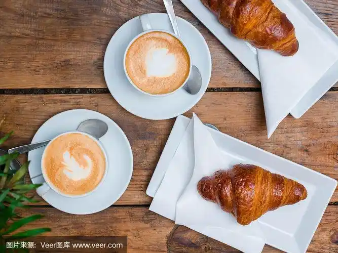 早餐是咖啡和羊角面包.咖啡馆文化.