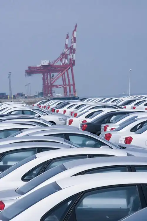 无人,停车场,竖图,室外,白天,正面,汽车,一排,许多,阴影,整齐,并列