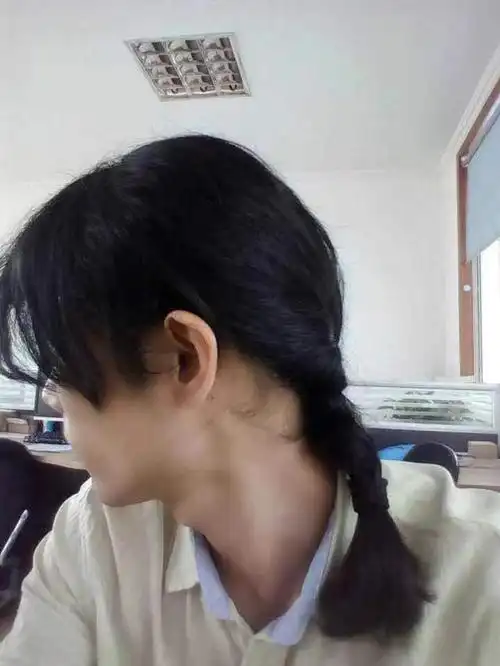 17岁的儿子留长发,穿裙子,直言要当女孩,我这个父亲太失败