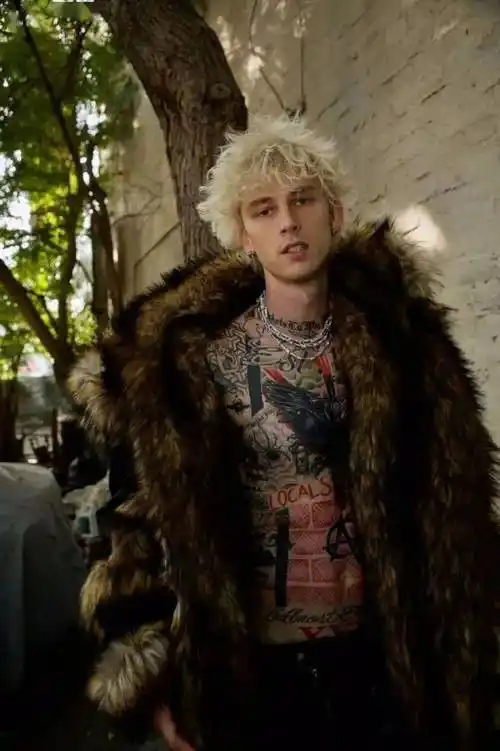 作风,不过这一次的mgk差点让粉丝都难以接受,直接晒出了自己的新纹身