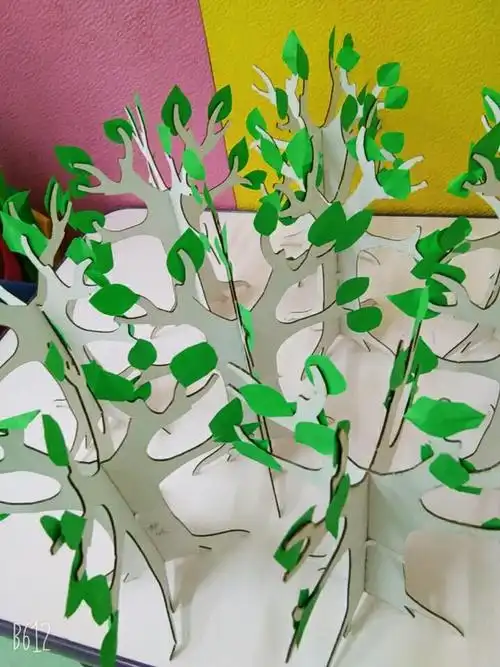 金豆豆幼儿园小班美劳手工--《绿色的大树》