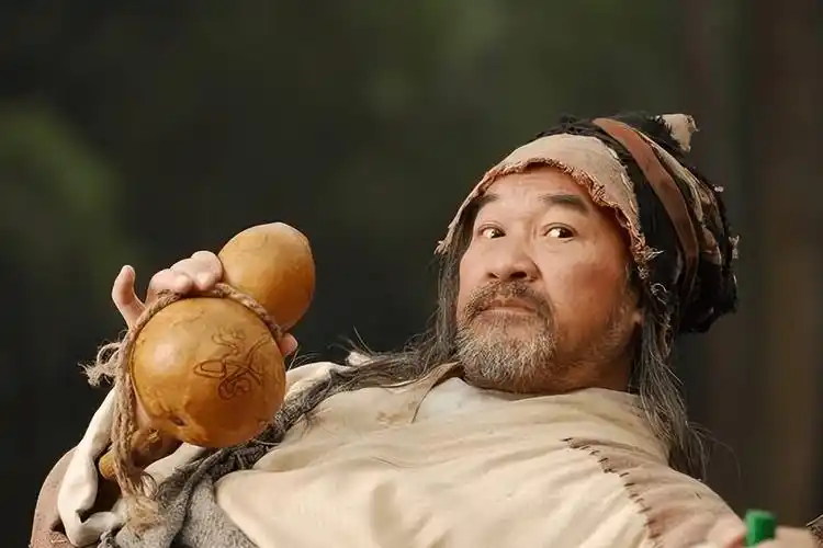 演完徒弟演师父,他竟出演十多部金庸武侠剧_梁家仁_洪七公_萧峰