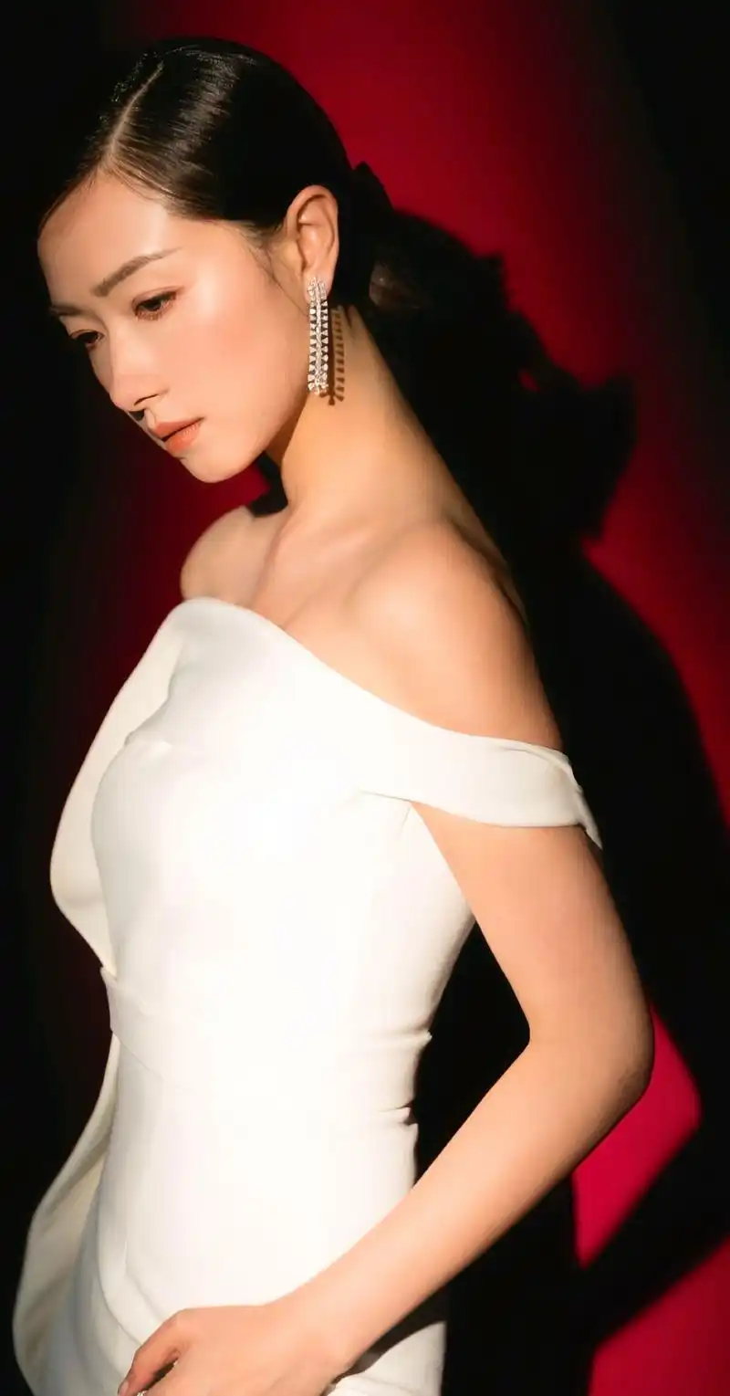 气质女神万茜高清写真,国色天姿,风华绝代