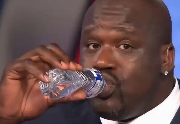 篮球巨人喝水都什么样?姚明像在喝口服液,奥尼尔这么可爱的吗