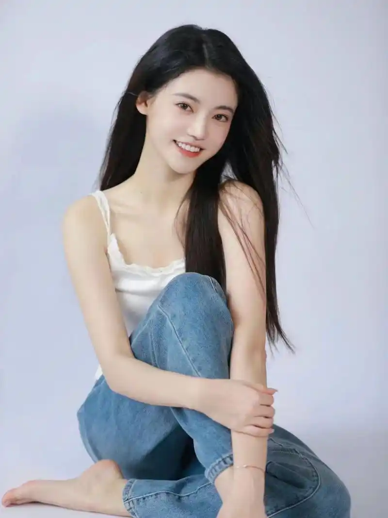 穿着吊带衫也能自带仙女滤镜 《长月烬明》里的女三小狐狸孙珍妮真的