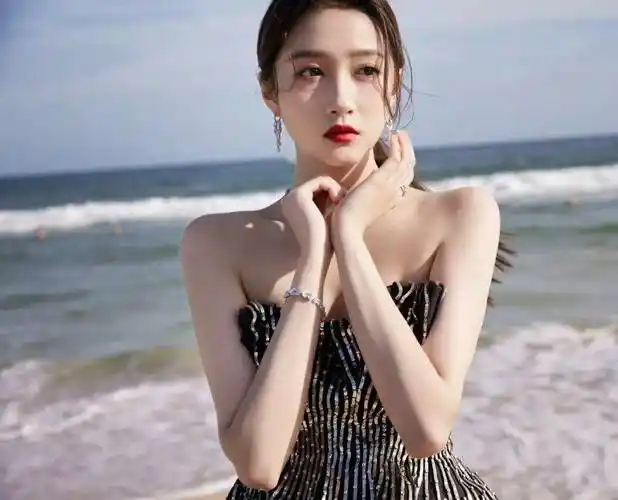 8位明星童年照曝光,肖战完全认不出,杨幂和关晓彤从小美到大_迪丽热巴