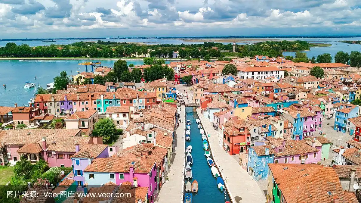 意大利威尼斯泻湖海上的布拉诺岛鸟瞰图