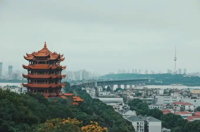 :黄鹤楼与远处的武汉长江大桥