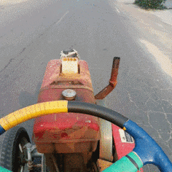 拖拉机老爷车冒烟方向盘牛逼了gif动图_动态图_表情包下载_soogif