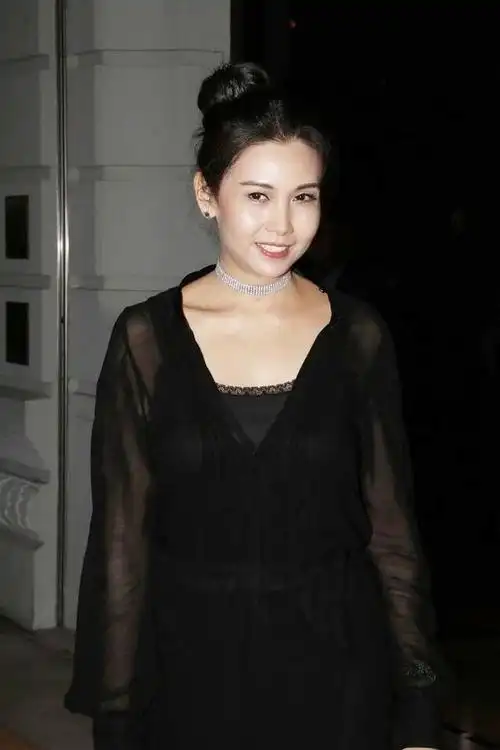 51岁邱淑贞不愧是阔太扎减龄丸子头略微发福状态依旧好