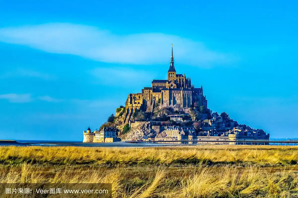 圣米歇尔山美丽绝伦的中世纪城堡.位于岛上