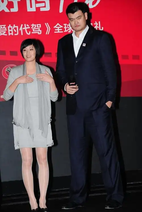 刘翔和姚明是近些年来中国体育中影响力极高的运动员之一,他们在各自