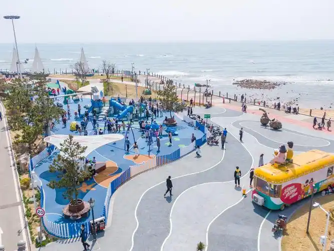 金沙滩啤酒城三处非动力儿童游乐区亲子互动人气满满