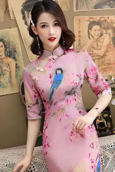 伊人身着一件淡粉色印花旗袍,远远看去,好似一位从天而降的仙子