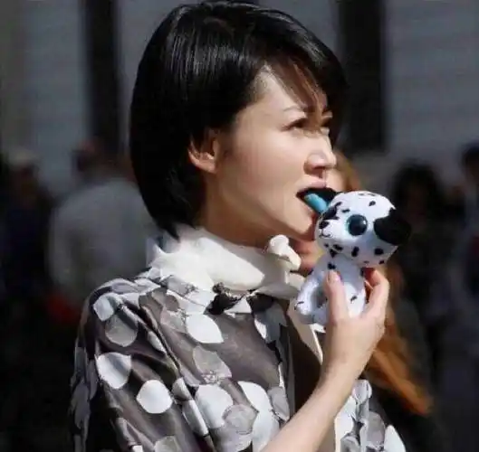 50岁许晴只是剪款短发发型气质都不一样年轻了20岁时尚又高级