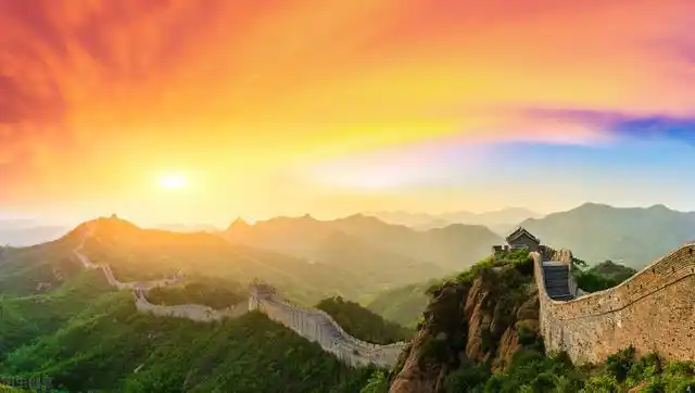 随着中国的强大,越来越多的中国人从仰视西方变成平视或俯视西方