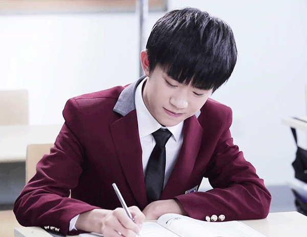 易烊千玺校服,从可爱到帅气的转变,校服小千太好了