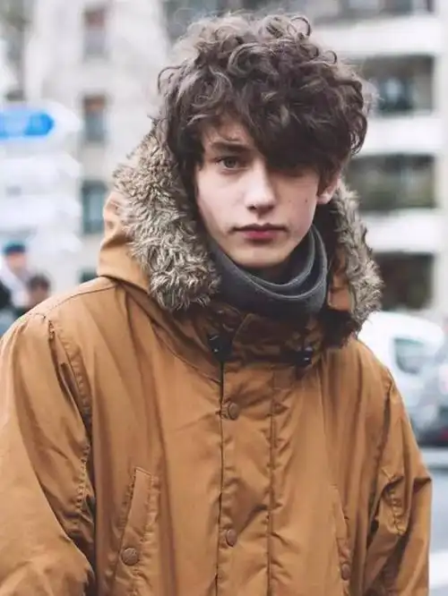 自然卷男士的绝望告白:我一辈子都在想尽办法与我的头发战斗!