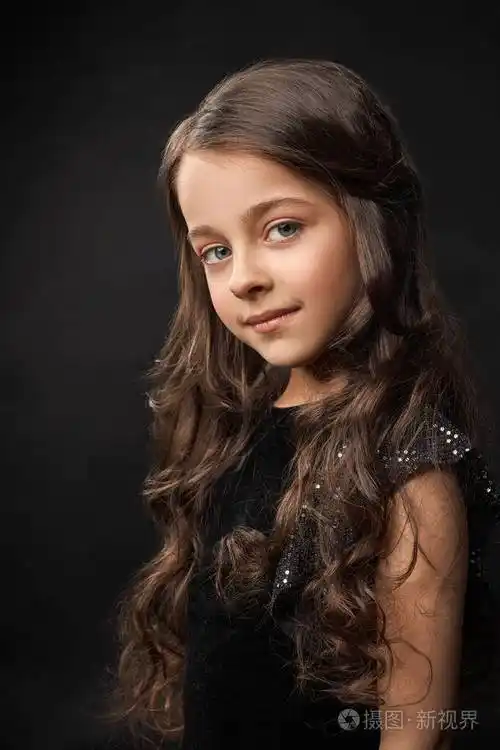 漂亮可爱的小模特嘴唇丰满穿着黑色连衣裙