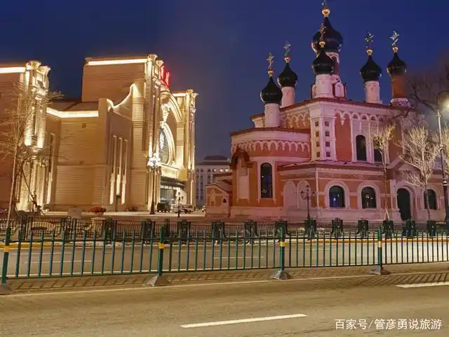 哈尔滨火车站的教堂,看起来很美,实际上却是"坟地"