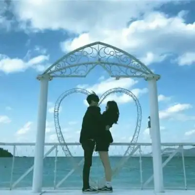 情侣头像脸上有吻痕手机上操作请先点击保存图片,在微信中扫一扫,选择