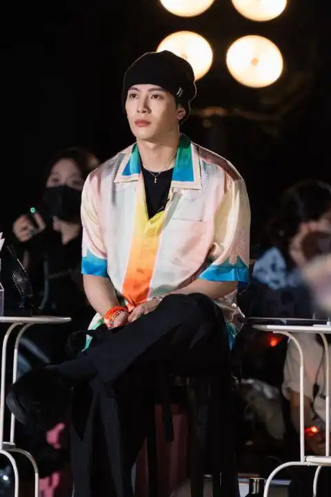 8月26日晚,王嘉尔工作室晒出一组王嘉尔参加综艺时的近照,照片中的