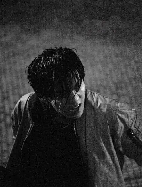 同样是明星淋雨戏赵丽颖优雅热巴倔强而他最让人心疼