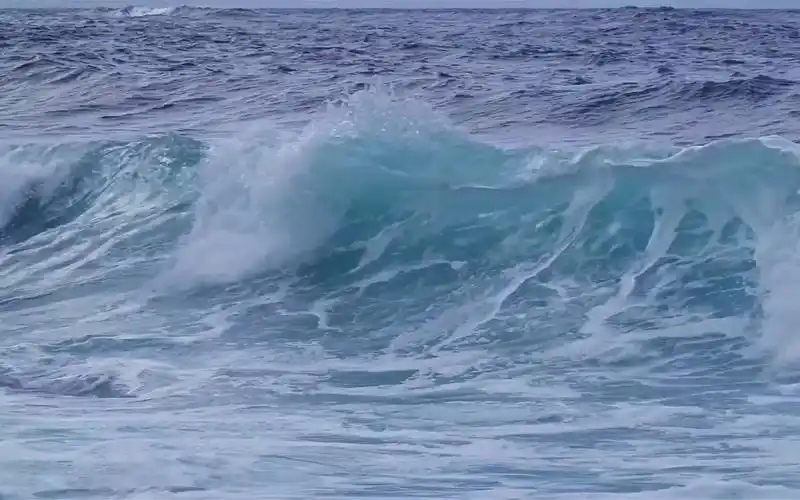海水白色海浪浪花朵朵白浪滔天浪潮神奇大自然景色空镜头动态视频素材
