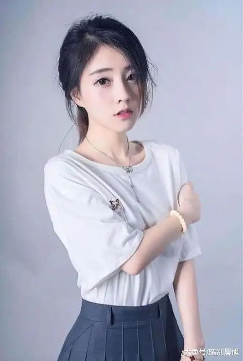 冯提莫在《男人装》照片曝光, 修了多少次图 网友 看上去好小