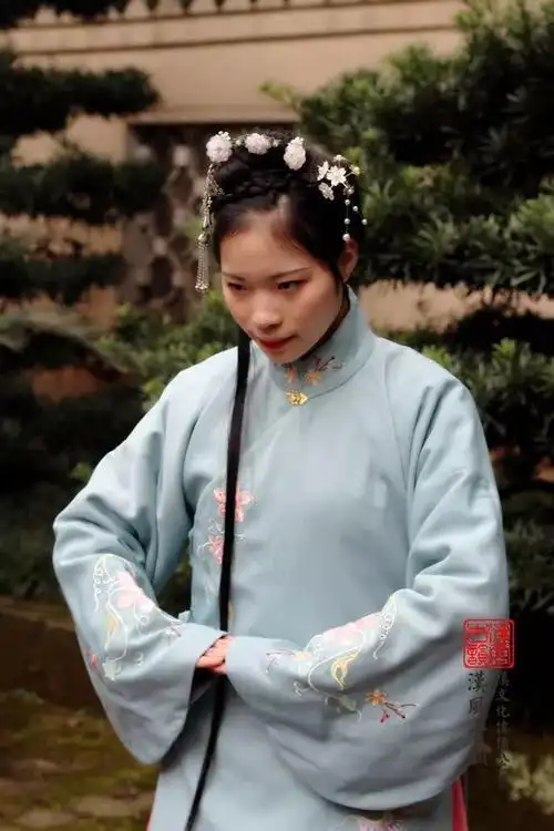 万福礼即为女子唐代女子肃拜的变形