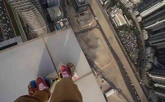 俄小伙楼顶边缘高难度玩悬浮滑板