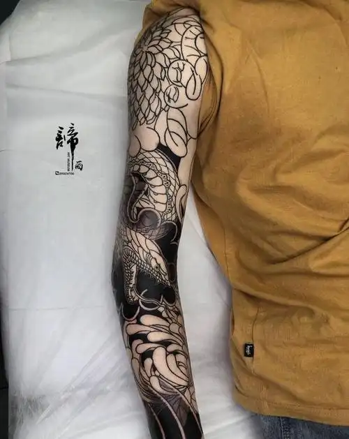 老传统花臂菊花蛇纹身图片_手臂老传统纹身图案