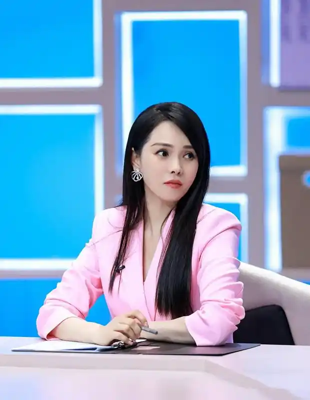 伊能静颜值逆生长穿粉色西装抹红唇52的年龄25岁的心态