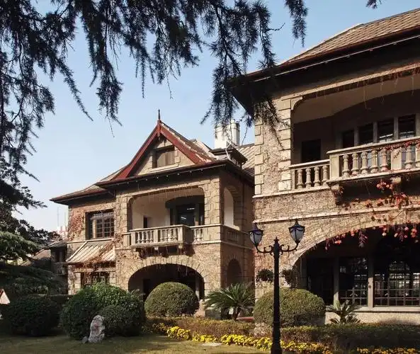 沿途都是颇有来历的建筑:蒋介石的故居爱庐,宋子文的别墅……这里有最