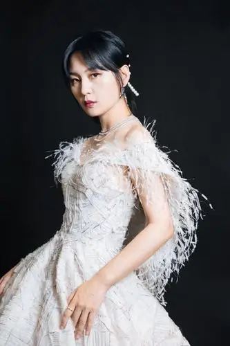 简介:周笔畅白色羽毛礼裙性感写真,分享一组周笔畅图片给大家,图中的