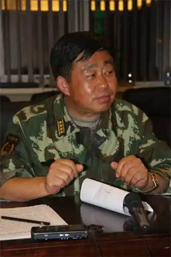 7月19日21时,辽宁省公安厅副厅长刘乐国向记者介绍扑救大连输油管道