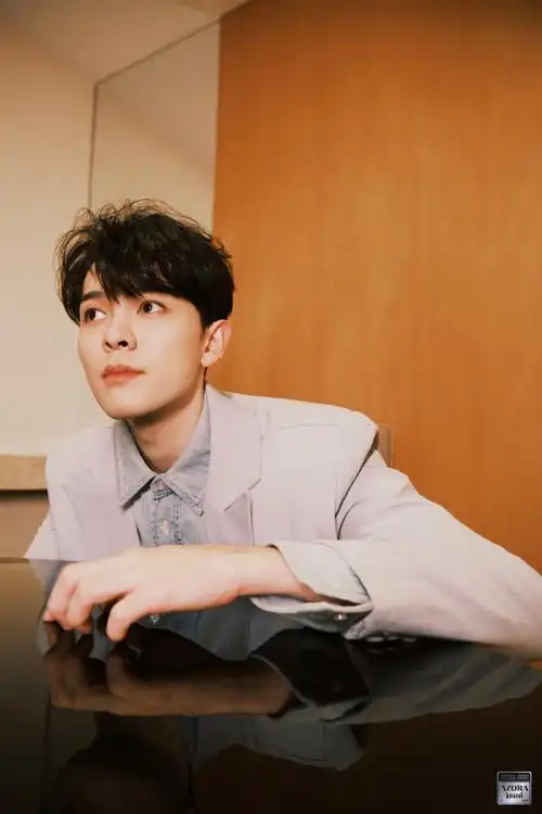 尤长靖周一西装九宫格#全新的一周,从帅气有范的尤老师开始,偷偷迪腚