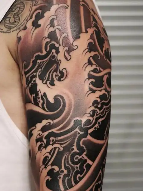 金鱼纹身图案意味着丰富,安静,和平,吉祥,和谐.