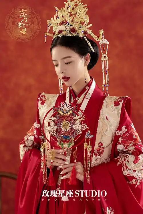 凤冠霞披赠你十里红妆中式婚纱照