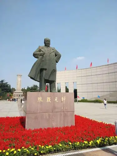 走进莱芜战役纪念馆,首先映入眼帘的是陈毅元帅的雕像.