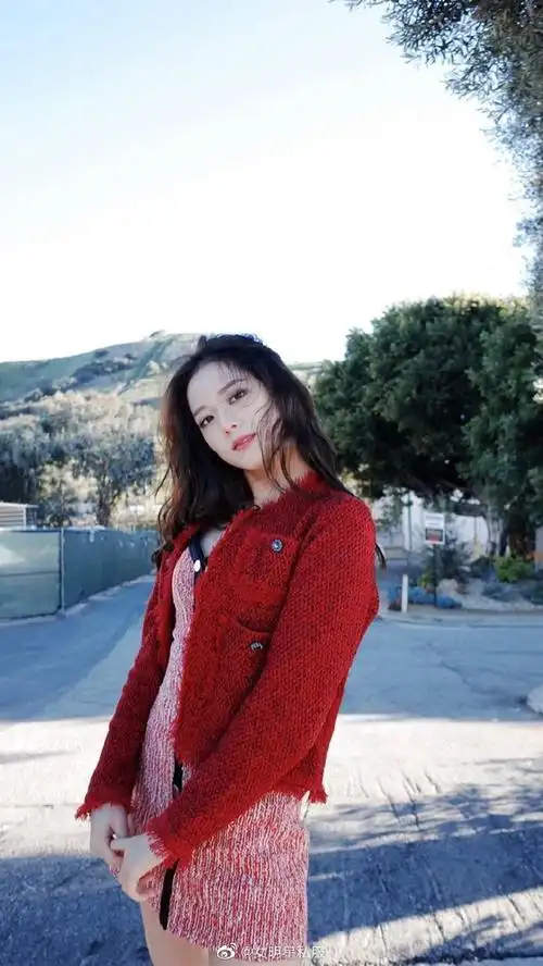 jisoo金智秀分享去年春天的旧照,红色夹克. 来自女明星私服 - 微博