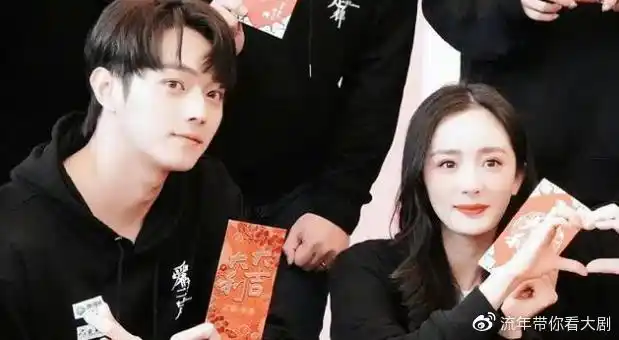 许凯为杨幂撑伞 帅哥美女同框超养眼