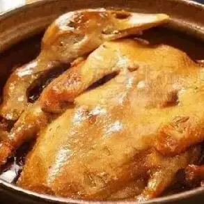 姜母鸭是福建地区的一道特色美食,起源于福建泉州,流行于闽南地区,而