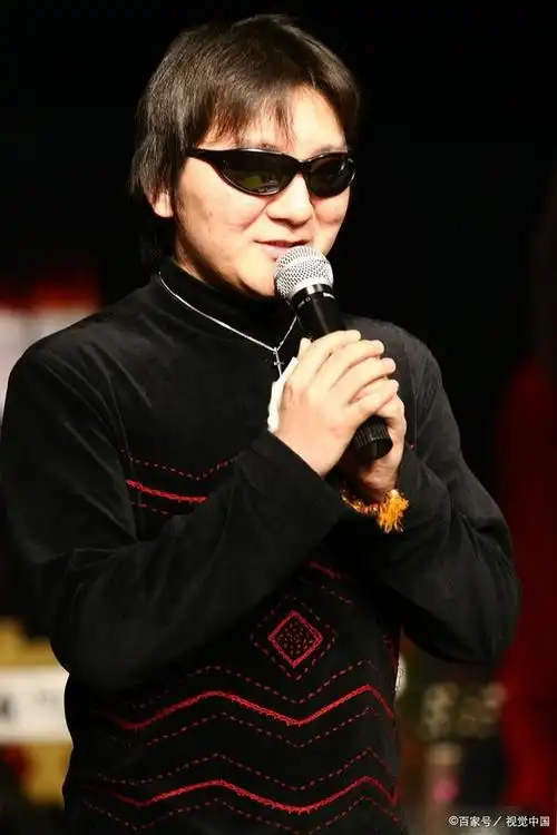 靠《老鼠爱大米》走红后却被骗千万,杨臣刚先进落魄到住简陋酒店