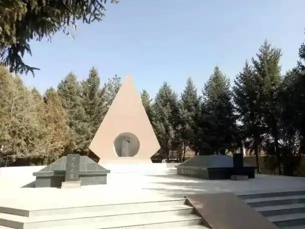 另外,坐落在山丹县城的艾黎故居,艾黎与何克陵园,培黎图书馆以及艾黎