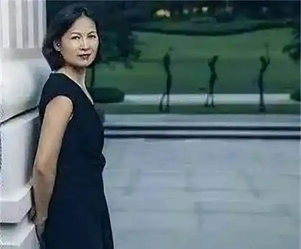 任正非的第二任妻子姚凌,长相端庄,生了一个女儿,如今是女明星