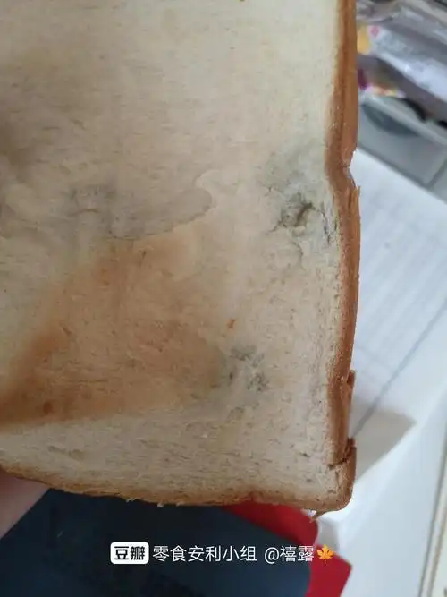 买了三个,其中两个都有发霉,而且别看评论图片里酱很多,其实好少,面包