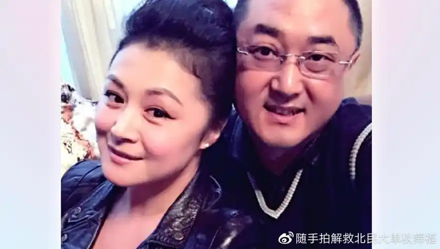 老婆没入土你却看长腿妹子还点赞脸上悲伤心中喜