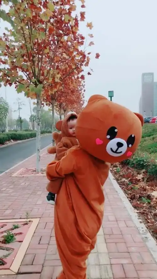 一只大熊背着小熊9898